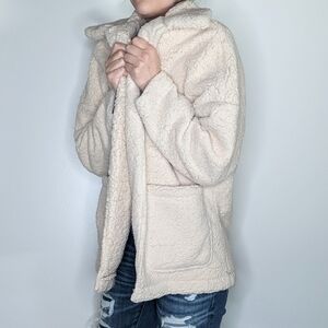 Forever 21 cream white faux Sherpa teddy bear fuzzy coat shacket women's size M